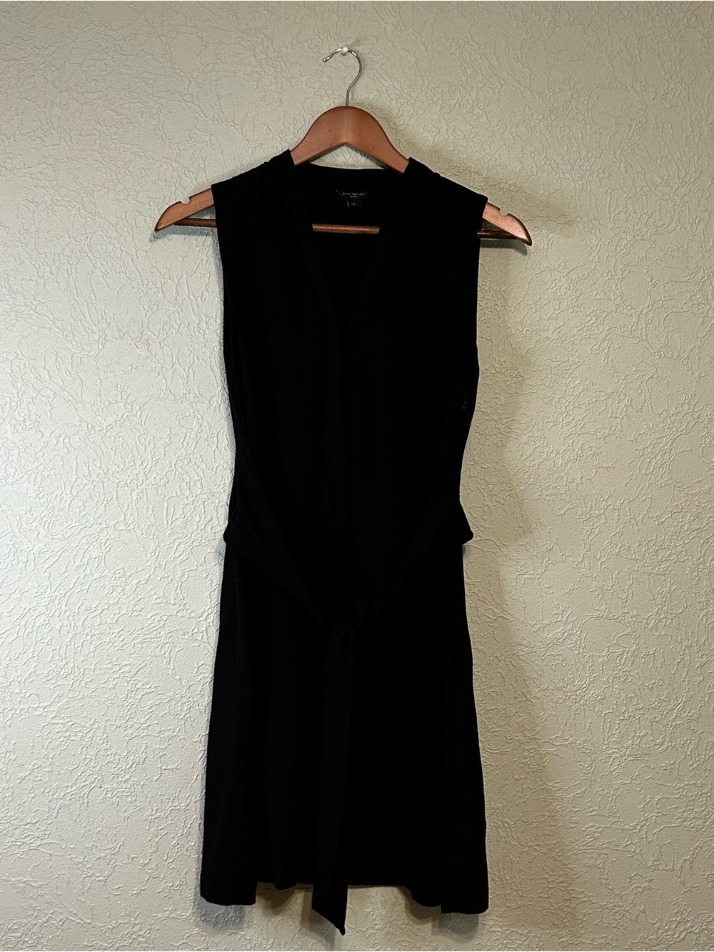 Ann Taylor Petite 2P Black Sleeveless Tie Waist V-Neck Dress